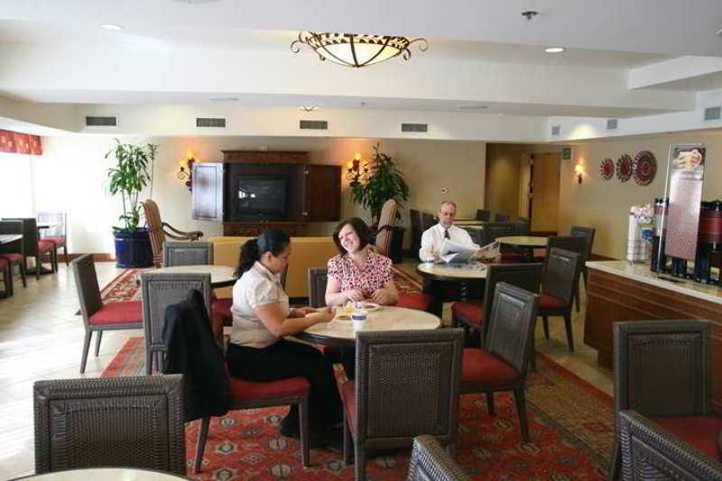 ホテル ハンプトン イン サンディエゴ デル マー レストラン 写真
